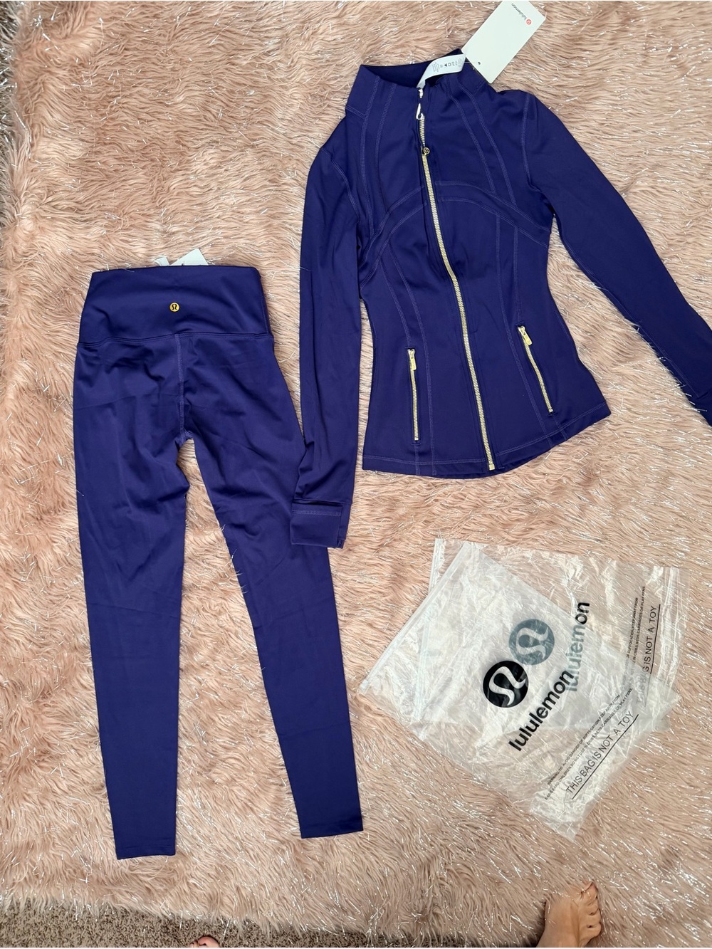 New with tag Lululemon define jacket & leggings size 2(S)navy blue/gold zipper